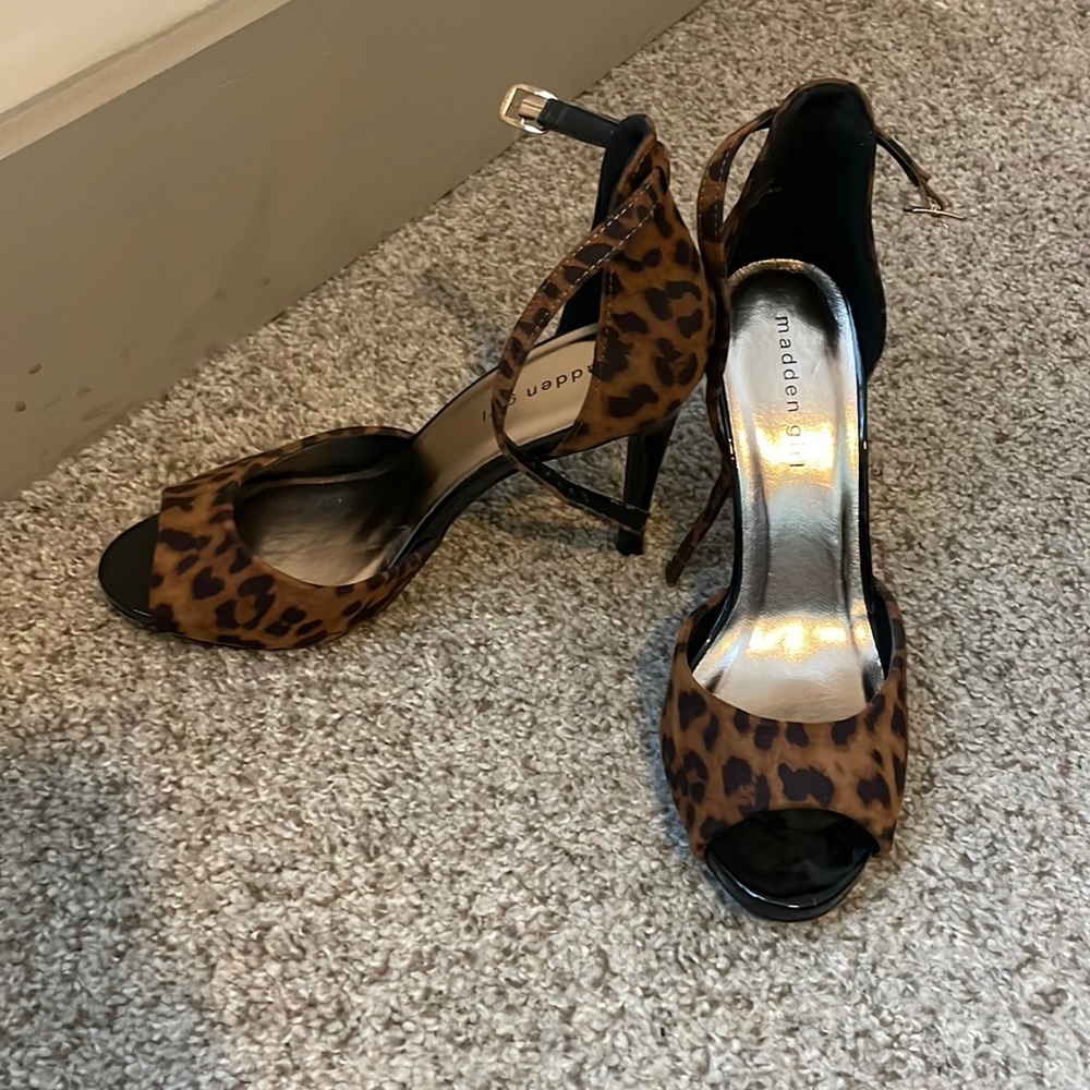 Ankle strapped animal prints heels